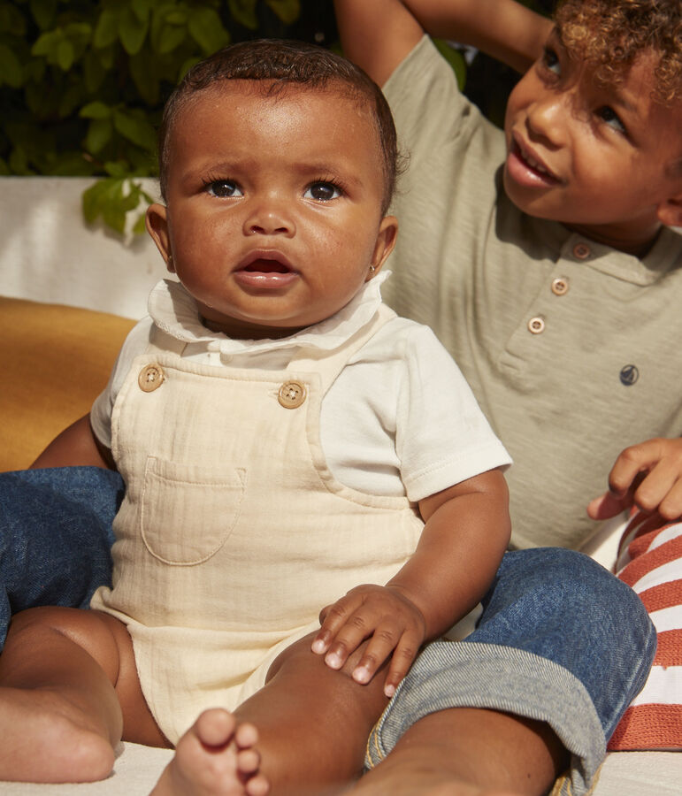Kurze Baby-Latzhose aus Musselin naturfarben