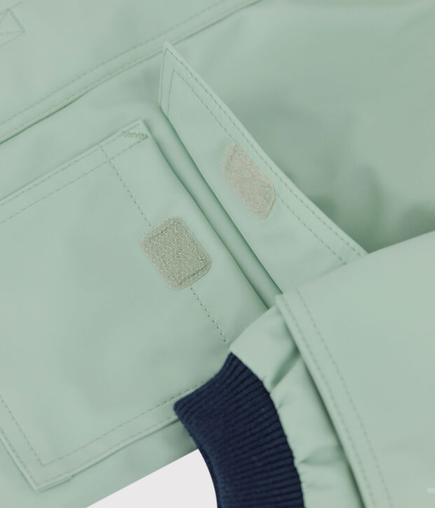 KLASSISCHE BABY-REGENJACKE AUS RECYCELTEM MATERIAL gr&uuml;n