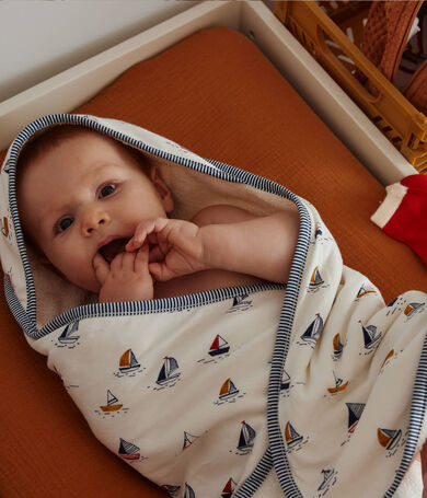 Baby-Badecape und Waschlappen mit Segelbooten