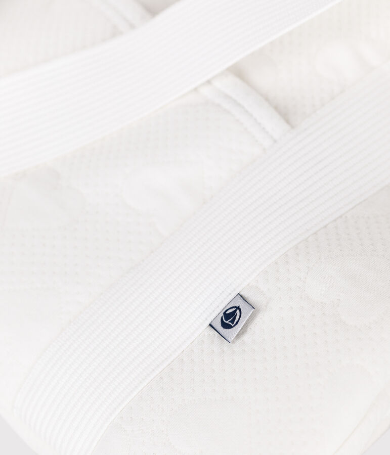 Erstausstattungskoffer mit warmer Babykleidung vielfarbig