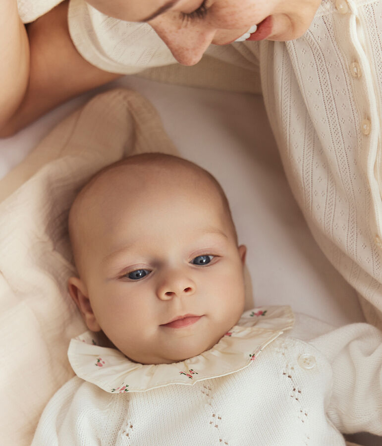 2-teiliges Baby-Set aus Wolle und Baumwolle mit gebl&uuml;mtem R&uuml;schenkragen weiss