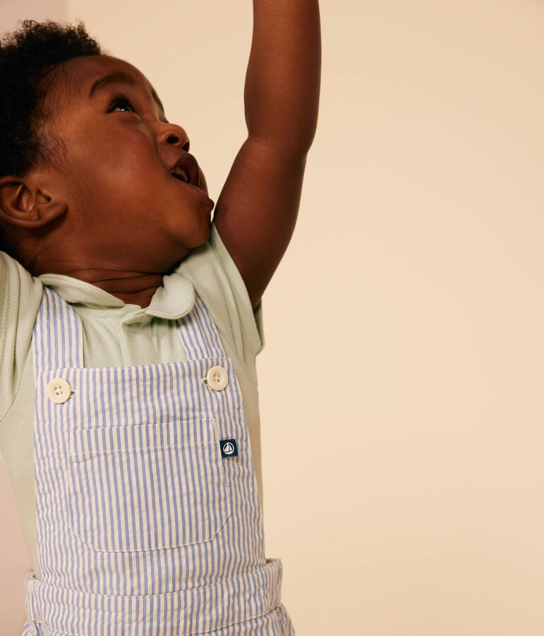 Kurze Baby-Latzhose aus Seersucker blau/weiss