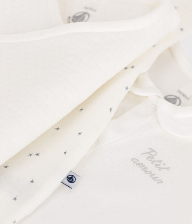 Erstausstattungskoffer mit warmer Babykleidung vielfarbig