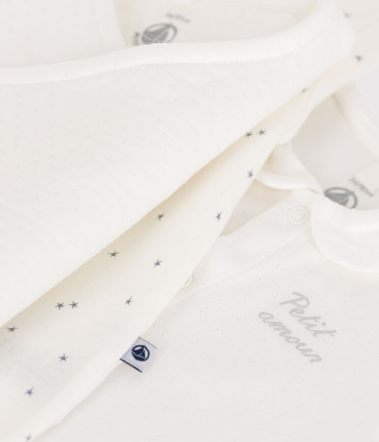 Erstausstattungskoffer mit warmer Babykleidung vielfarbig