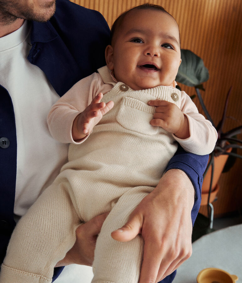 Baby-Latzhose aus Woll- und Baumwollstrick naturfarben