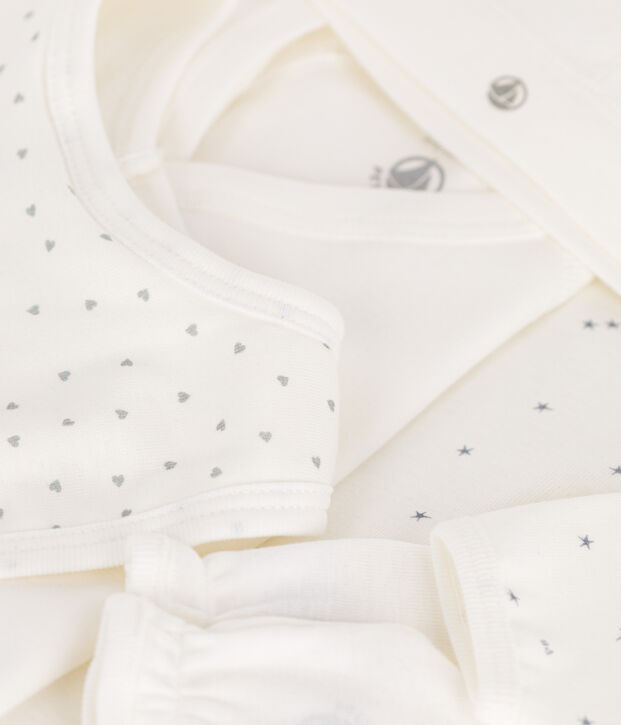 Erstausstattungskoffer mit warmer Babykleidung vielfarbig