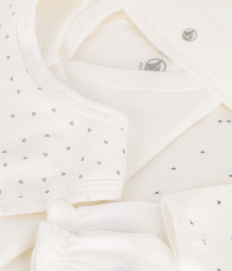 Erstausstattungskoffer mit warmer Babykleidung vielfarbig