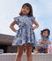 Ärmelloses Kinder-Kleid aus Popeline mit Blumenmuster für Mädchen blau BEACH/ MULTICO