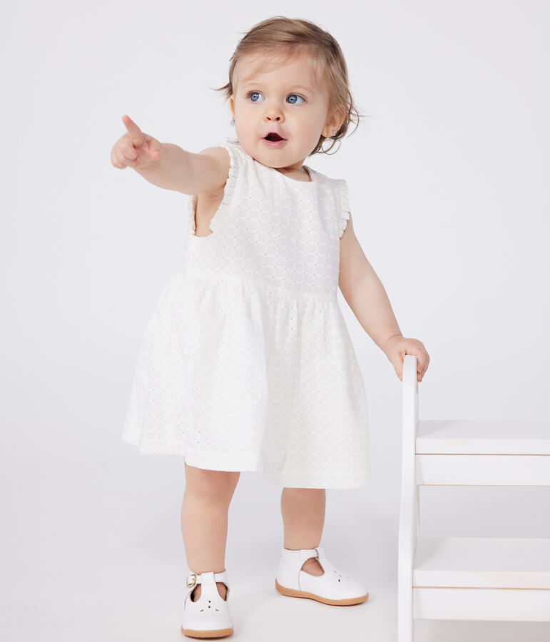 &Auml;rmelloses wei&szlig;es Baby-Kleid aus Baumwolle mit Lochspitze weiss