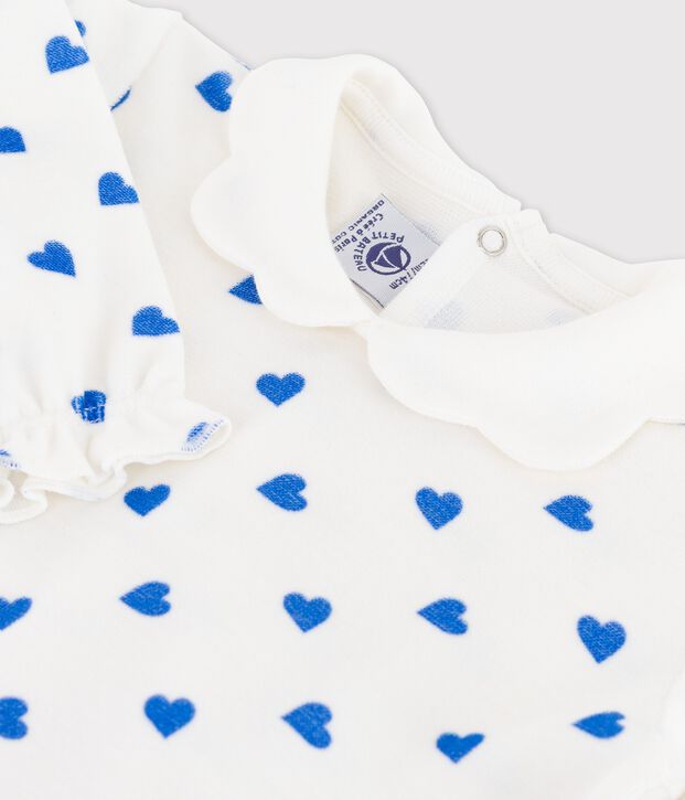 Baby-Strampler aus Nicki mit kleinen blauen Herzen weiss/blau