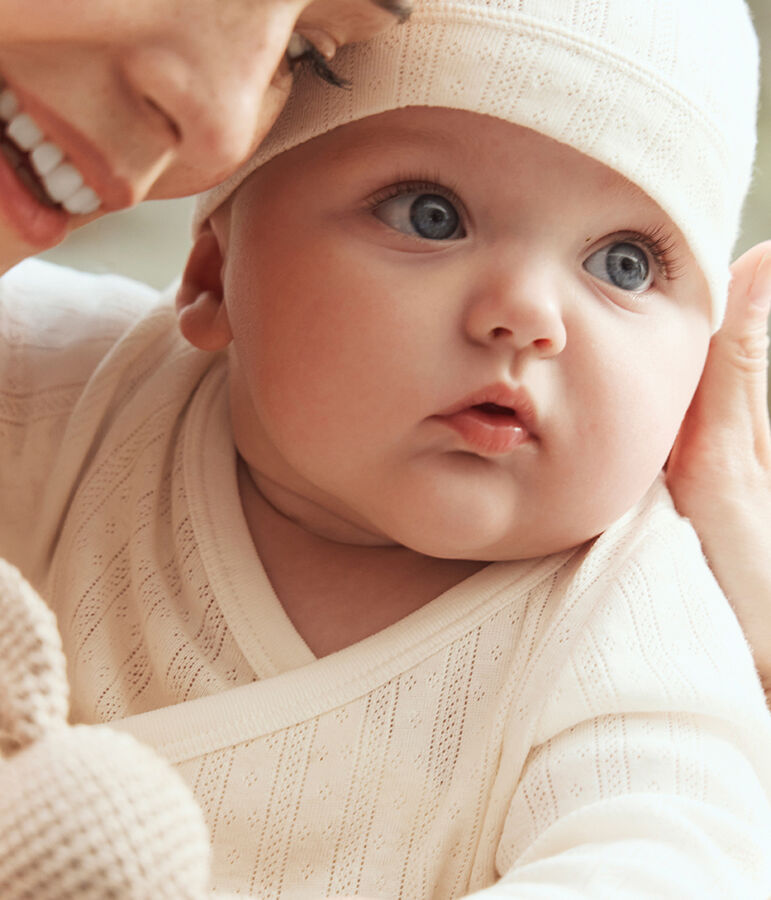 Langes 3-teiliges Baby-Set aus Baumwolle mit Lochstickerei und dazu passendem M&uuml;tzchen naturfarben