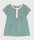 Kurzärmeliges Baby-Kleid aus einfarbiger Baumwolle mit farblich abgesetzten Verzierungen. 