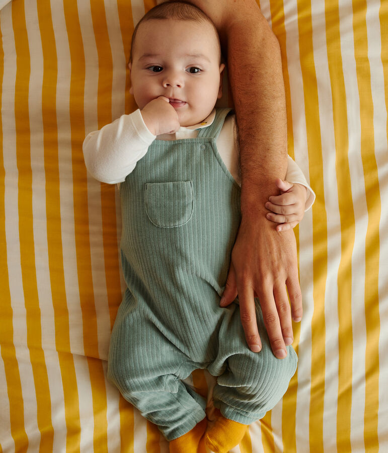 Newborn-Set Latzhose und bestickter Body aus Baumwolle gr&uuml;n