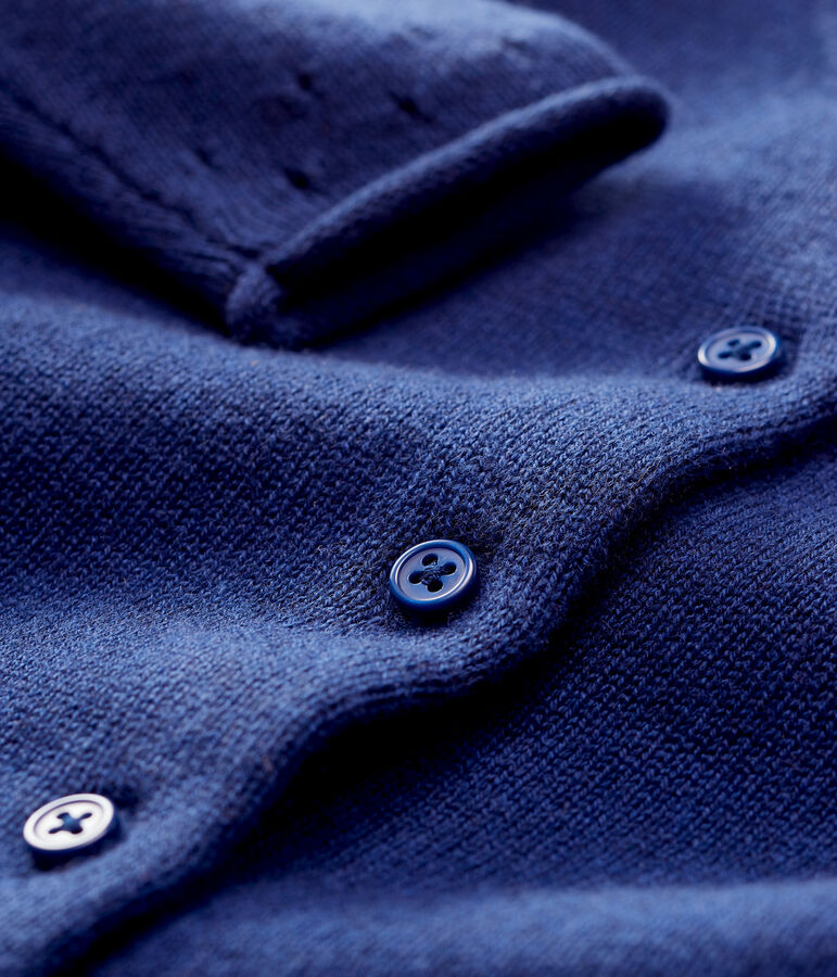 Baby-Cardigan aus Strickmaterial. blau