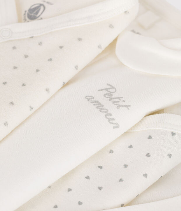 Erstausstattungskoffer mit warmer Babykleidung vielfarbig