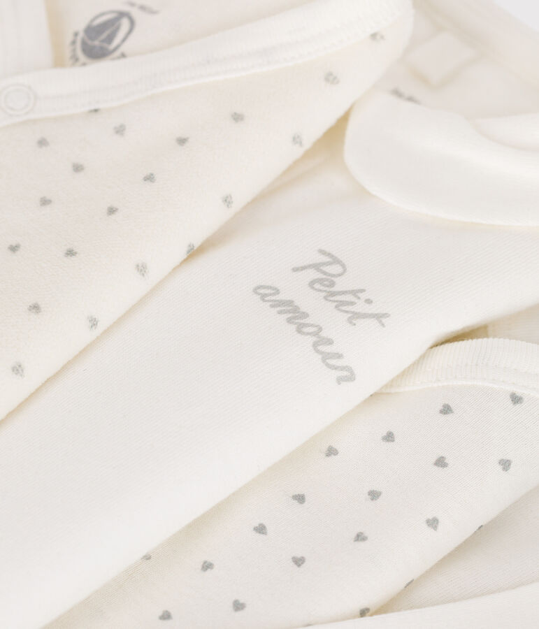 Erstausstattungskoffer mit warmer Babykleidung vielfarbig