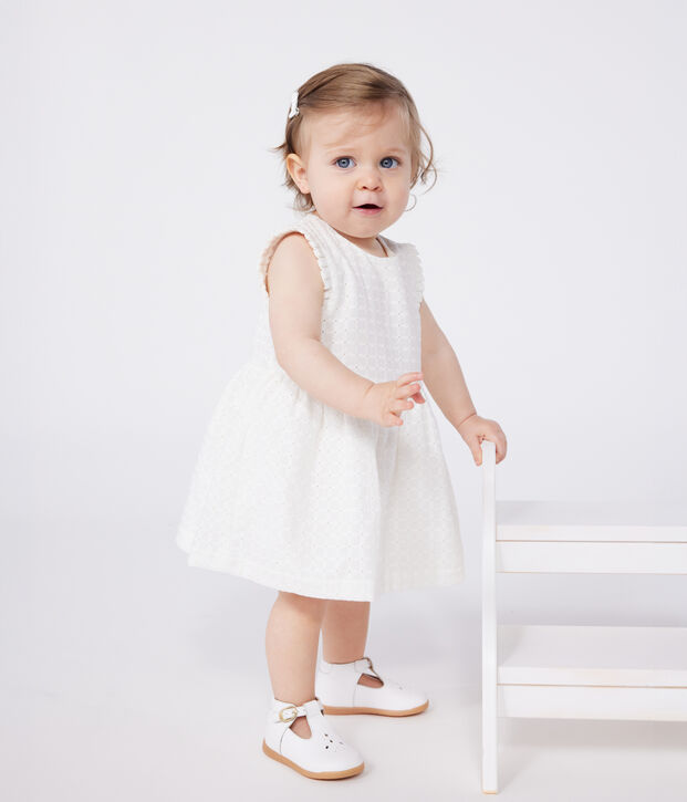 &Auml;rmelloses wei&szlig;es Baby-Kleid aus Baumwolle mit Lochspitze weiss