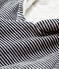 Gestreifte Babyjacke aus Bio-Baumwoll-Velours mit Kapuze weiss MARSHMALLOW/blau SMOKING