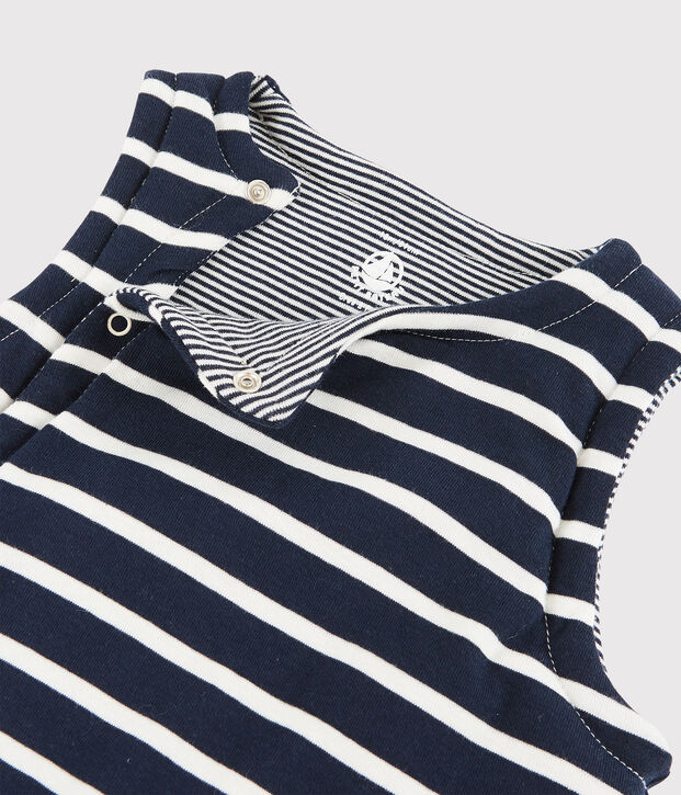 &Auml;rmellose, wendbare Baby-Jacke aus wattiertem Rippstrick blau/weiss