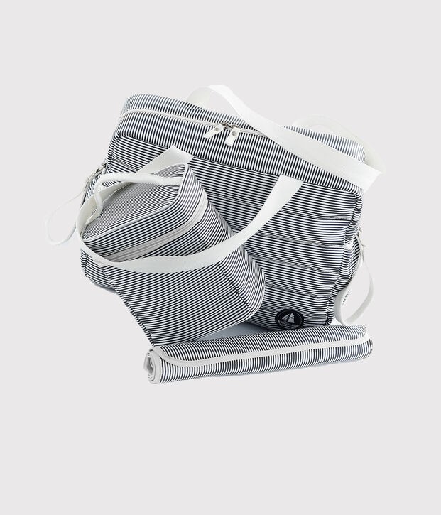 Set mit einer Wickeltasche, einer K&uuml;hltasche und einer Wickelunterlage aus Nylon. weiss