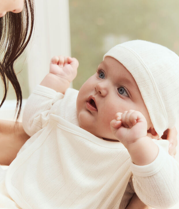 Langes 3-teiliges Baby-Set aus Baumwolle mit Lochstickerei und dazu passendem M&uuml;tzchen MILK