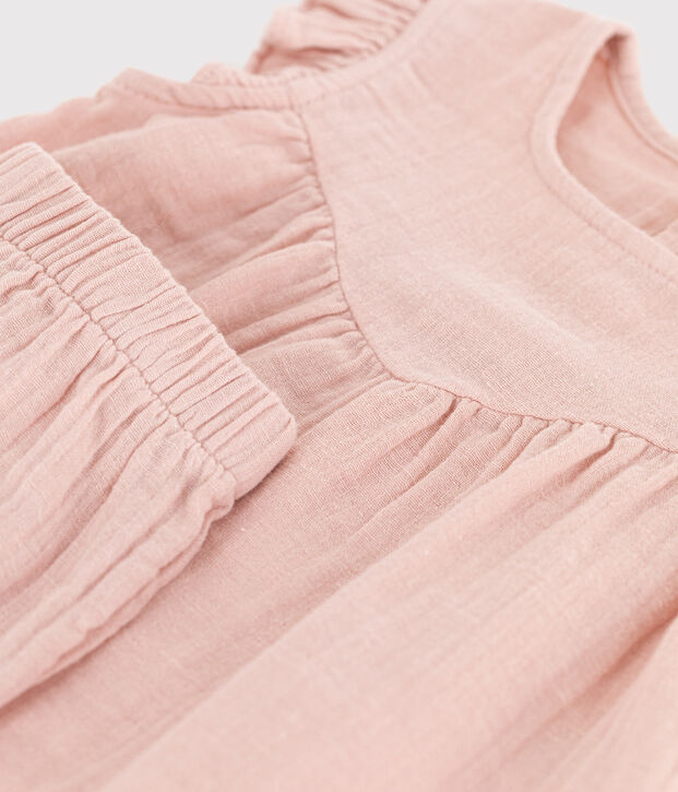 Baby-Set auf einfarbigem Musselinstoff rosa