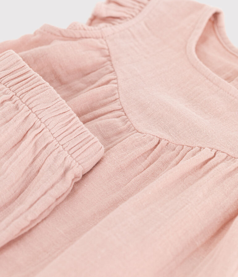 Baby-Set auf einfarbigem Musselinstoff rosa
