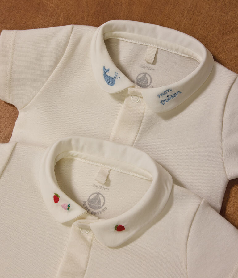 Kurz&auml;rmeliger Baby-Body aus Baumwolle mit Stickereien naturfarben/blau