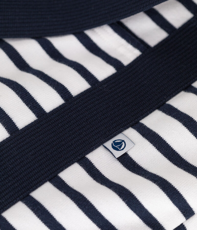 Erstausstattungskoffer mit warmer Babykleidung vielfarbig