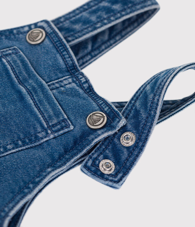 Langbeinige Baby-Latzhose aus Jeansstoff mit Elastan. blau