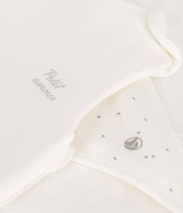 Erstausstattungskoffer mit warmer Babykleidung vielfarbig