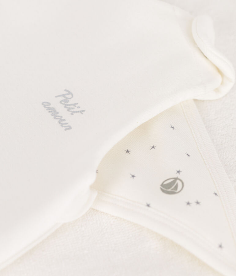 Erstausstattungskoffer mit warmer Babykleidung vielfarbig