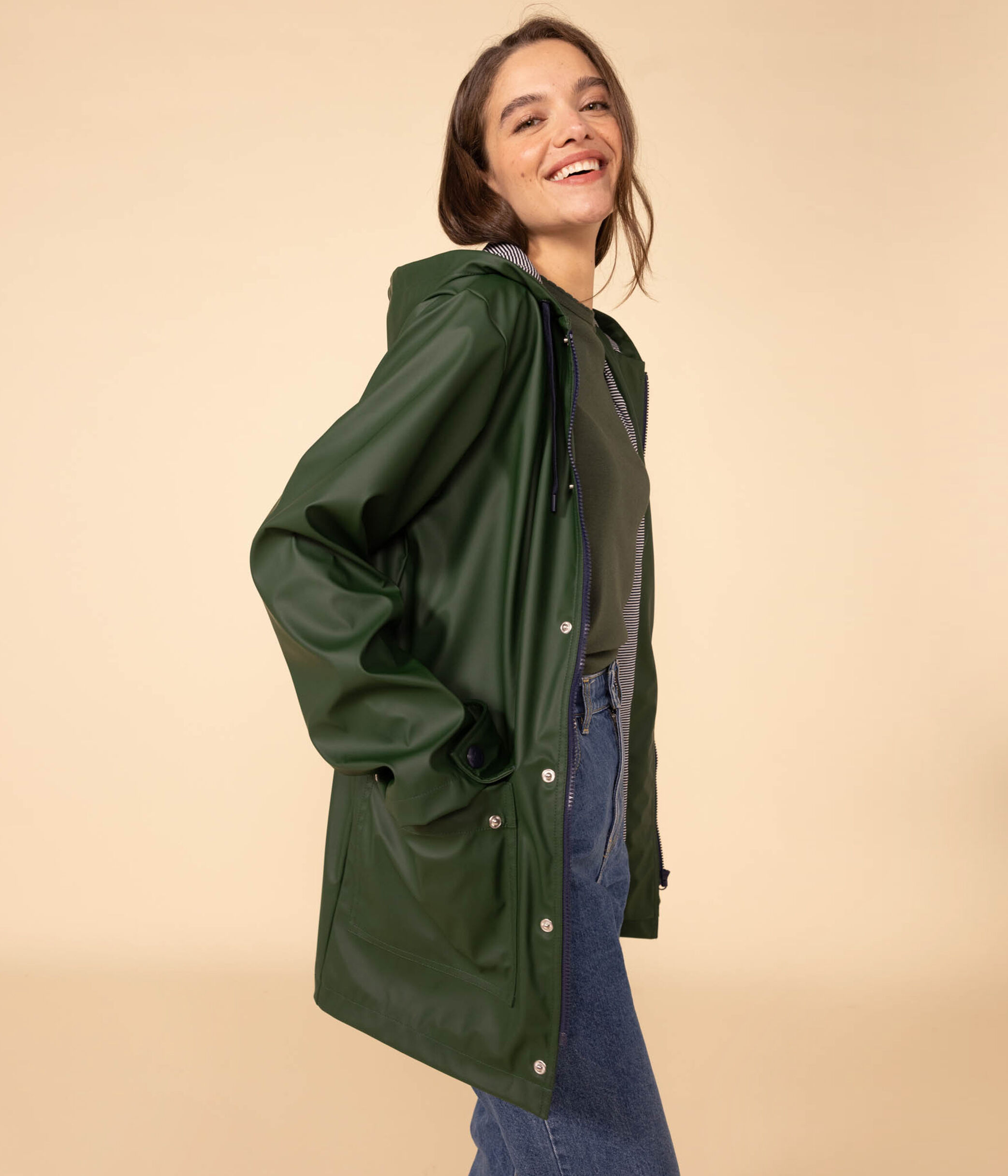 Regenjacke aus recyceltem Material und Bio-Baumwolle A089L10240