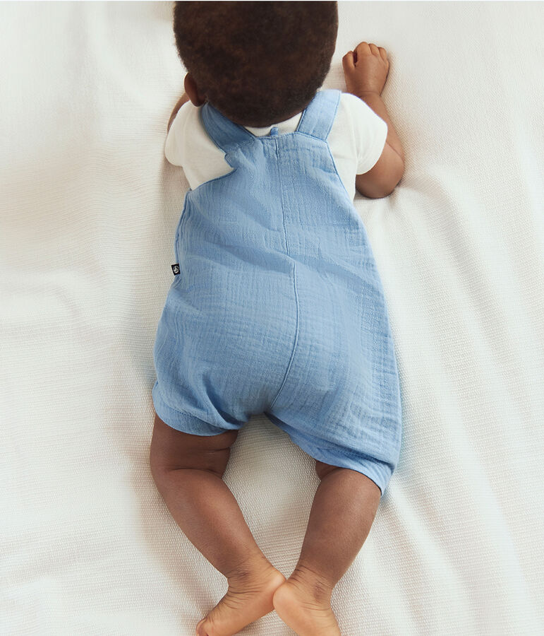 Kurze Baby-Latzhose aus einfarbigem Musselin-Stoff blau