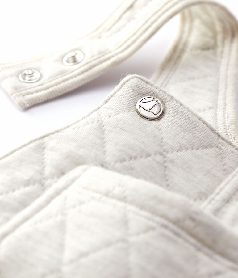 Gesteppte Baby-Latzhose. beige