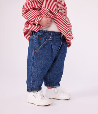 Baby-Hose aus einfarbigem Denim mit Herzstickerei