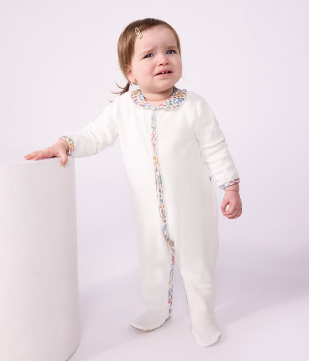 Strampler aus einfarbigem Nicki mit Blumenmotiv weiss