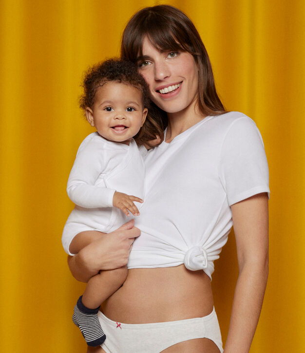 Baby und Mama ganz in Wei&szlig;